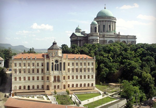 Szent Adalbert Központ (Esztergom)