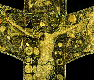 ​Hímzett miseruha részlete a 14. századból, hátoldalán a keresztre feszített Krisztus képe látható 