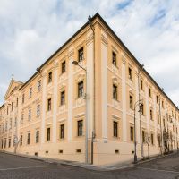 A pécsi Szent Mór Katolikus Általános Iskola, Alapfokú Művészeti Iskola és Gimnázium többcélú intézmény. A jelen formájában 21 éve működik, fenntartója a Pécsi Egyházmegye.