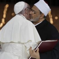 2019. Az Egyesült Arab Emírségekben tett látogatása során Ferenc pápa Abu Dhabiban egy vallásközi találkozón az Al-Azhar egyetem főimámjával együtt ír alá egy iszlám-keresztény nyilatkozatot a békéről és az emberi jogokról. (Fotó: Ap)