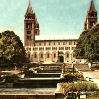 A pécsi Székesegyház apostolszobrok nélkül (1961–1963) (Forrás: Régi Pécs facebook oldal)