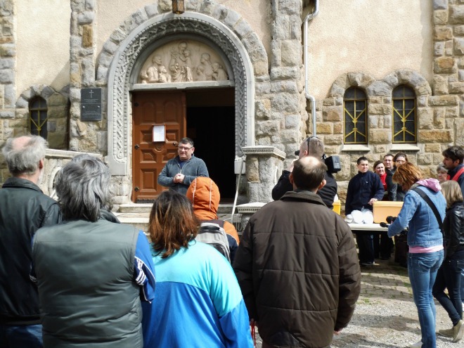 230 adag ételt osztott a Pécsi Egyházmegyei Katolikus Karitász a Pécs-Gyárvárosi Plébánia udvarán