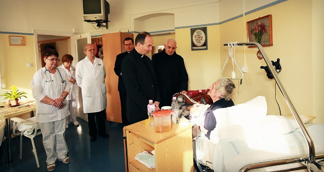 Udvardy György pécsi megyéspüspök a Betegek napján tartott szentmise után megtekintette a Pécsi Irgalmasrendi Kórházat (Fotó: Kalmár Lajos)