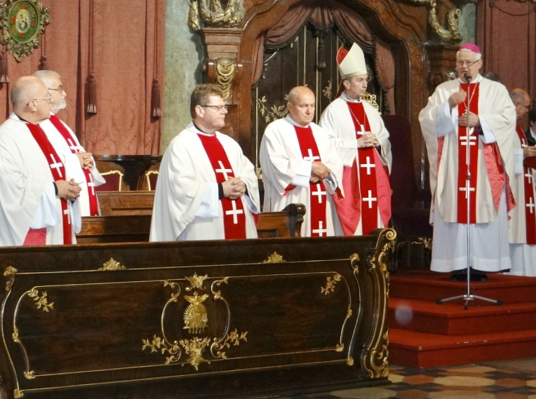Spányi Antal megyéspüspök az ünnepi szentmise elején köszöntötte püspöktársát