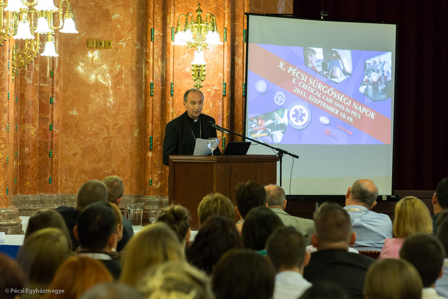 A tudományos konferencia nyitóelőadását Udvardy György pécsi megyéspüspök tartotta Az életmentés és a spiritualitás címmel