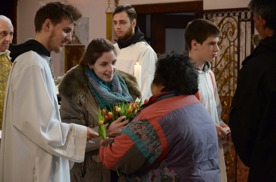 A szentmise végén mindenki kapott egy szál virágot és egy szentképet.