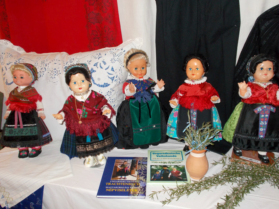 A hagyományokhoz híven kiállítást rendeztek az óvoda előterében népviseletbe öltöztetett babákból