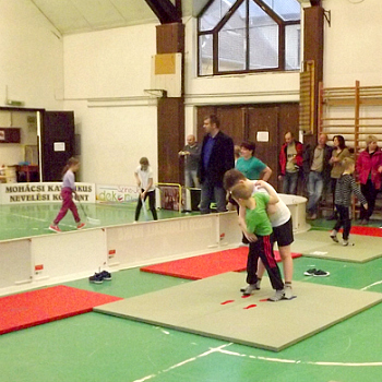 Március 8-án a három részre osztott tornateremben forgószínpadszerűen a gyerekek kipróbálhatták a floorballt, kaptak egy kis ízelítőt a judóból, és meccset játszhattak a focipályán.