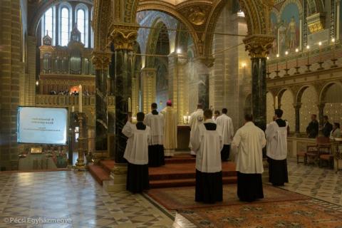 Húsvétvasárnapi ünnepi szentmise a Pécsi Székesegyházban