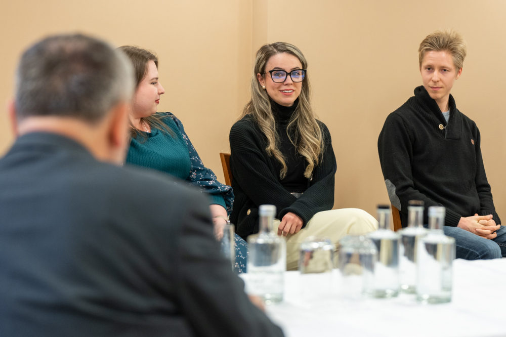 980 2025 11 13 fiatal felnott forum 13