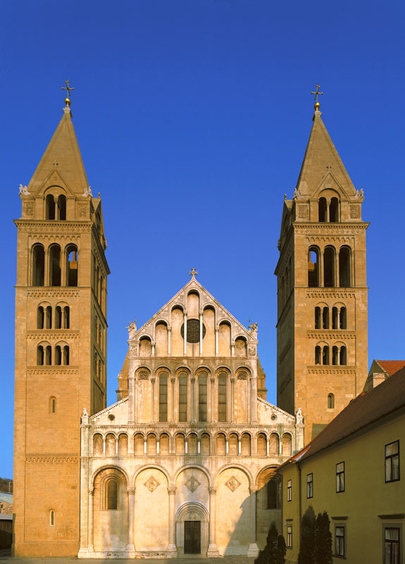 A bazilika nyugati homlokzata a felújítás előtt