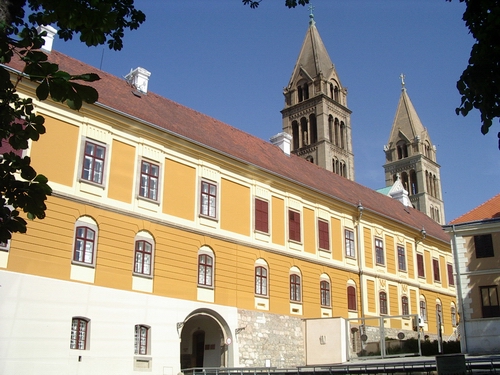 A Káptalani Levéltár és Plébánia épületének keleti oldala is megszépült