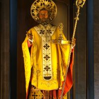 Szent Miklós szobra az európai kereszténység egyik legjelentősebb egyházi építményéban, a szent csontjait őrző San Nicola bazilikában, Bariban, Olaszország | Forrás: Wikipédia