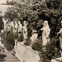 Apostolszobrok a pécsi szeminárium udvarán, 1930-as évek