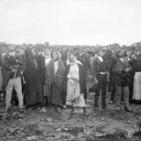 1917. október 13-án becslések szerint mintegy hetvenezren gyűltek össze a Cova da Iria mezején, mert a három fatimai látnok előre bejelentette, hogy aznap délben csoda fog történni.