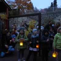 A pécsi Szent Mór  Óvoda pedagógusai már november elején elkezdték a gyerekek felkészítését az ünnepre a lámpások készítésével.