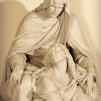 A Püspöki Palotában kapott helyet Zala György 1884-ben készített márvány szoborcsoportja: Mária Magdolnát Szűz Mária lábait átkarolva láthatjuk.
