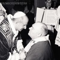 VI. Pál pápa ráadja Cserháti püspökre a pécsi püspököknek akkor még kiváltságként megjáró érseki palliumot (Pécsi Egyházmegyei Levéltár)
