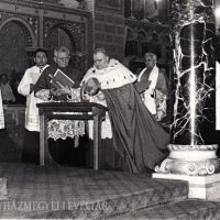 Utolsó pécsi püspökként még viselhette a hermelines kappát. (Pécs, 1960-as évek második fele)