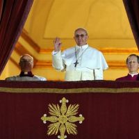 2013. Március 13-án a konklávé megválasztja Jorge Mario Bergogliot, aki pápaságát Ferenc néven kezdi meg. Ő az első latin-amerikai származású pápa. (Fotó: Gennari)