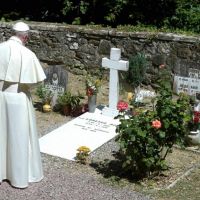 2017. Június 20-án Ferenc pápa két olasz pap, Primo Mazzolari és Lorenzo Milani síremlékénél rója le kegyeletét. Mindketten meghatározó szerepet játszottak az olasz egyház életében. A következő hónapokban megemlékezik Tonino Bello molfettai püspökről, aki