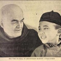 Siao Tamás egy ferences szerzetes társaságában (Magyarország, 1938. január 16. – Arcanum Digitális Tudománytár)