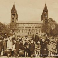 Siao Tomi pécsi gyerekek körében a Székesegyház előtt (1938 tavasza) (Forrás: Pécsi Egyházmegyei Levéltár)