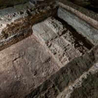 A római kori temetői épület keleti fala és belső tere a padlószintre épített sírláda maradványával