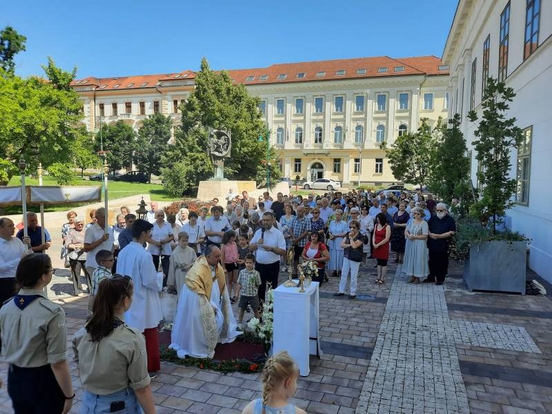 imgi_26_thumb_376_szekszard_urnapi_kormenet_hivekkel_karasz gaborral