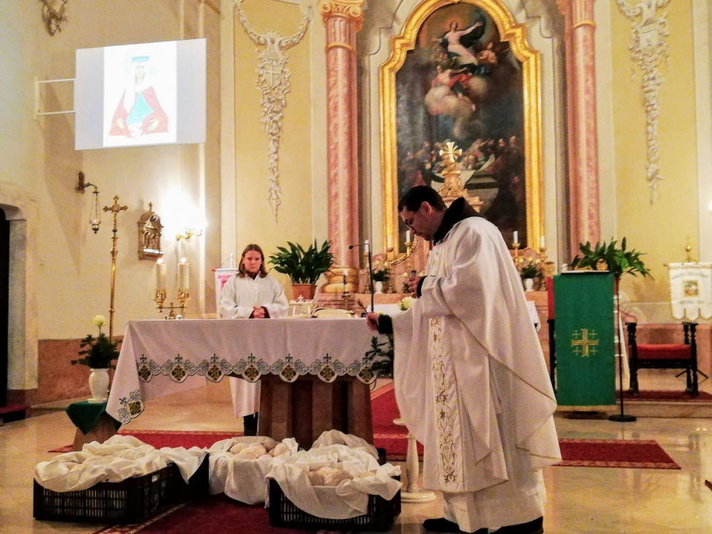 384_ravasz_csaba_plebanos_kenyerszenteles