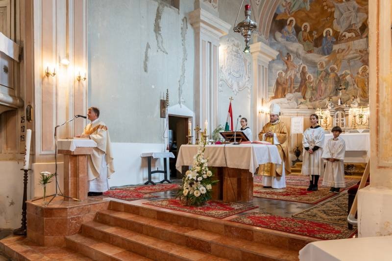 imgi_10_thumb_680_Szakaly_templommegaldas_09