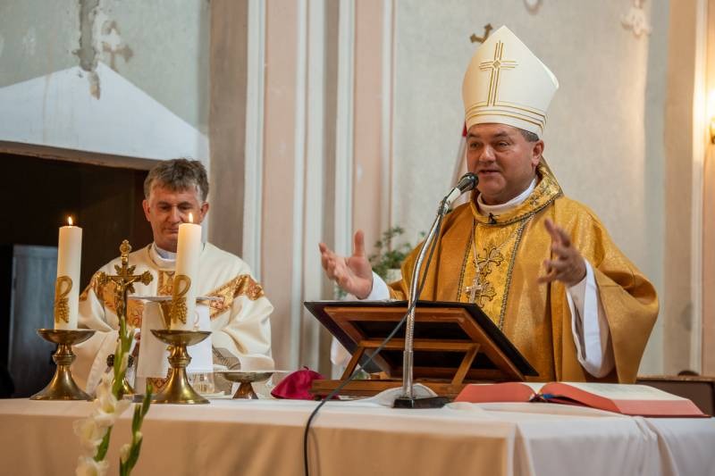 imgi_14_thumb_680_Szakaly_templommegaldas_16