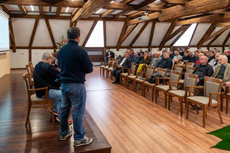 imgi_5_thumb_705_2023_11_ferfi_05