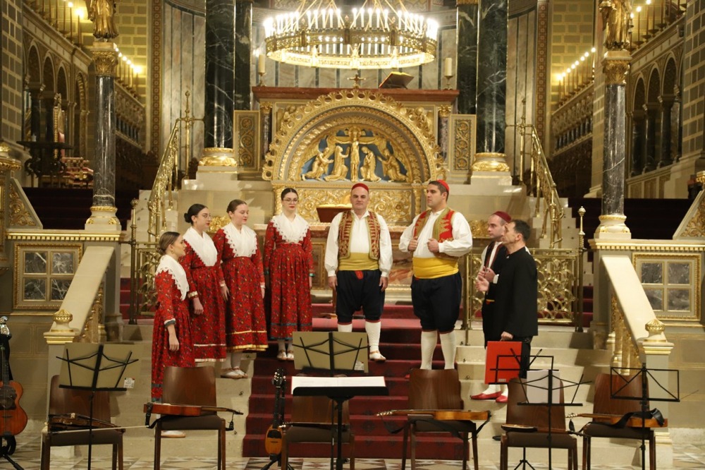 imgi_54_729_horvat_advent06