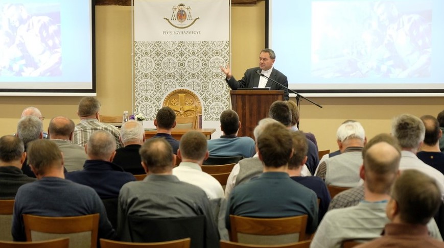 Ferfitalalkozo-04-Pecs-21