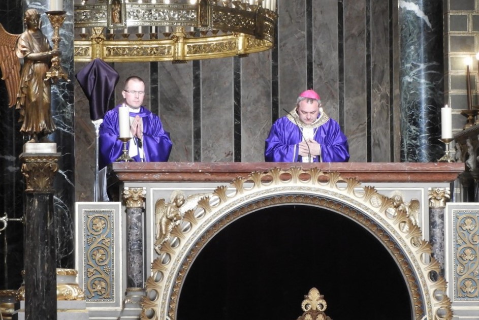 306_Szentmise-elhunyt-fopasztorokert-09