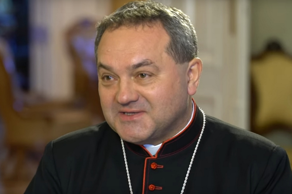 Dad,And,Son,Playing,Football,Together,On,Green,Meadow