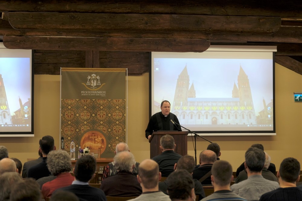 Ferfitalalkozo-3-Pecs-003