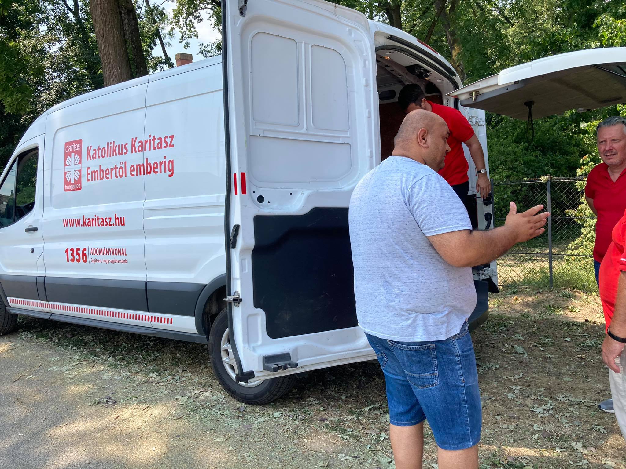 Gyorssegély_átadása_Sellyén_1