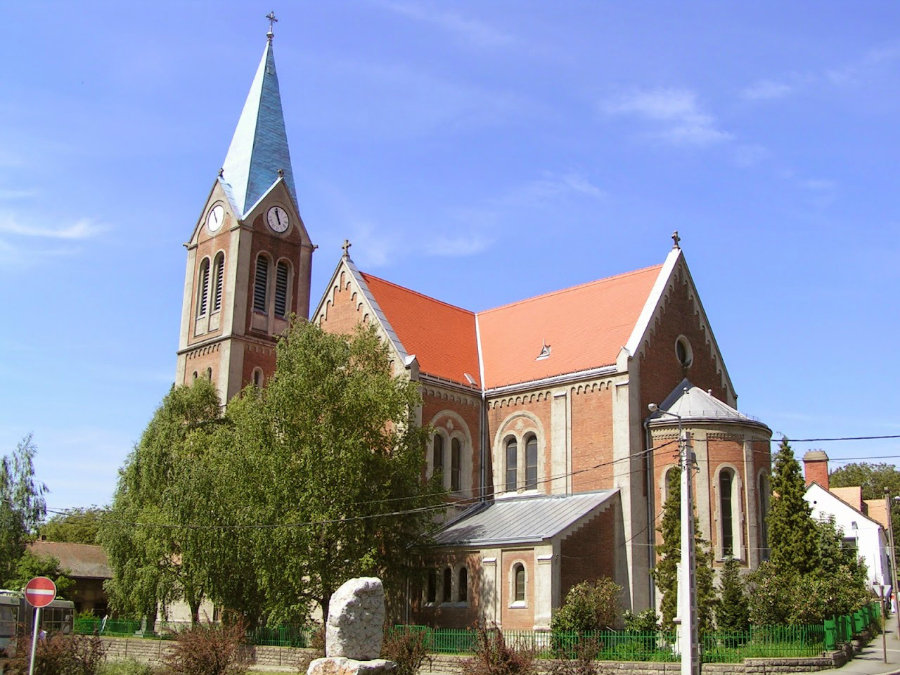 magyarok-nagyasszonya-templom_pecs_900