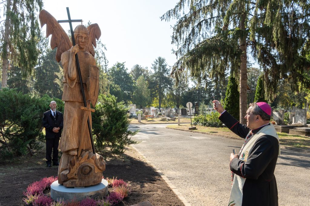 Szent_Mihaly_szobor_25