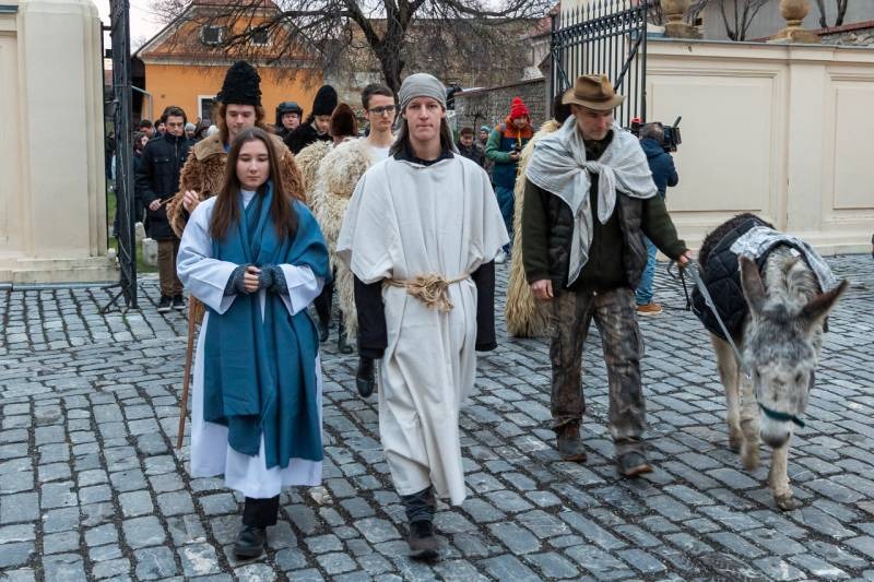 imageye___-_imgi_12_thumb_732_2023_12_23_szallast keres_12