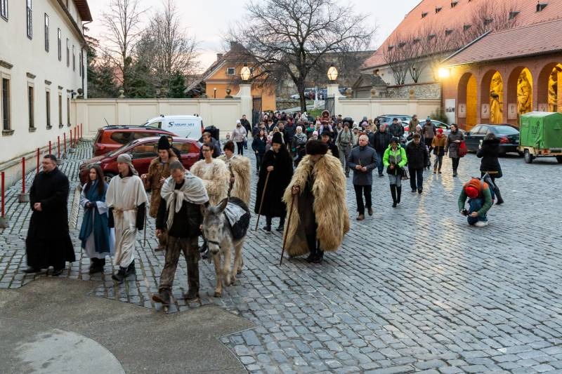 imageye___-_imgi_13_thumb_732_2023_12_23_szallast keres_13