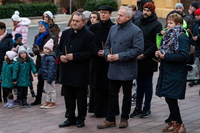 imageye___-_imgi_20_thumb_732_2023_12_23_szallast keres_20