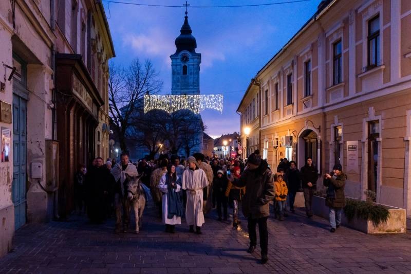 imageye___-_imgi_25_thumb_732_2023_12_23_szallast keres_28