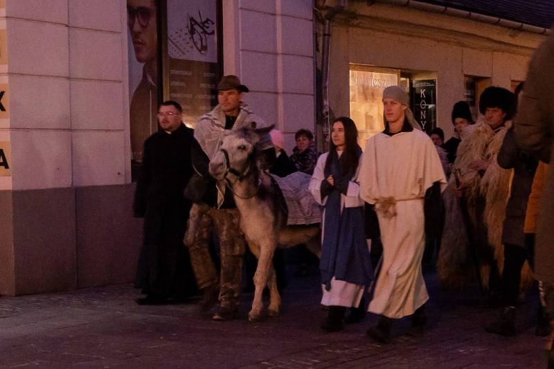 imageye___-_imgi_26_thumb_732_2023_12_23_szallast keres_29