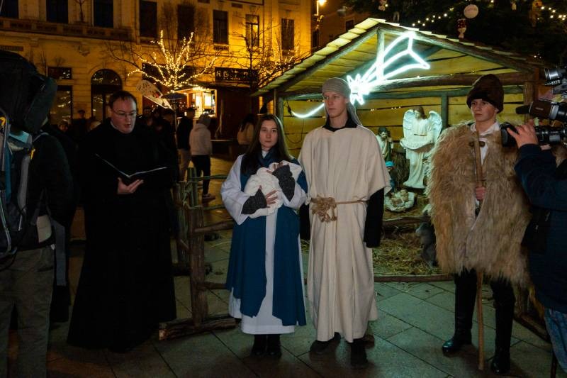 imageye___-_imgi_31_thumb_732_2023_12_23_szallast keres_35