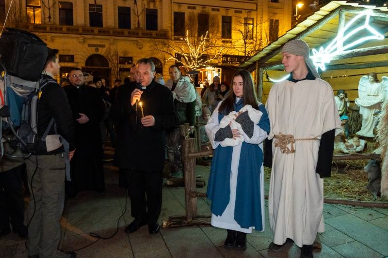 imageye___-_imgi_34_thumb_732_2023_12_23_szallast keres_38