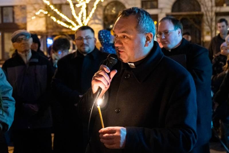 imageye___-_imgi_35_thumb_732_2023_12_23_szallast keres_39