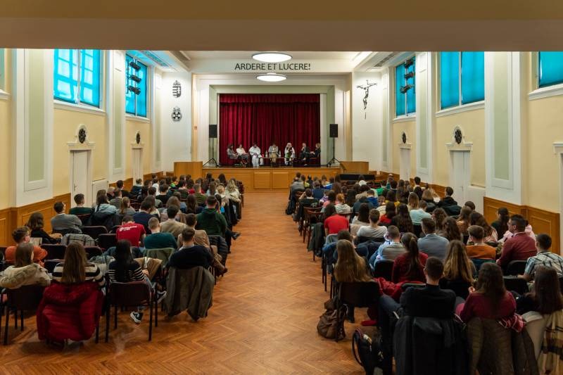 imageye___-_imgi_36_thumb_758_2024_02_10_kerekasztal_47